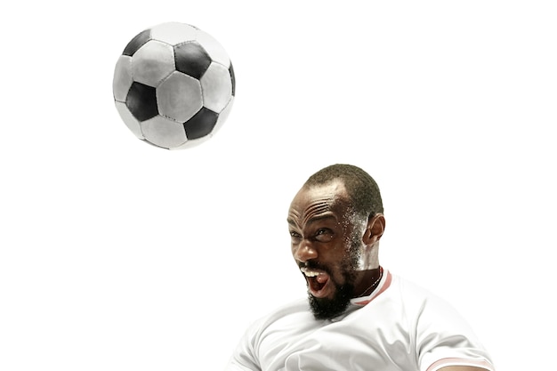 Close-up de um homem africano emocional jogando futebol e acertando a bola com a cabeça