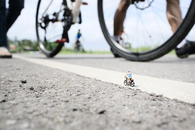 Foto close-up de um homem andando de bicicleta na estrada