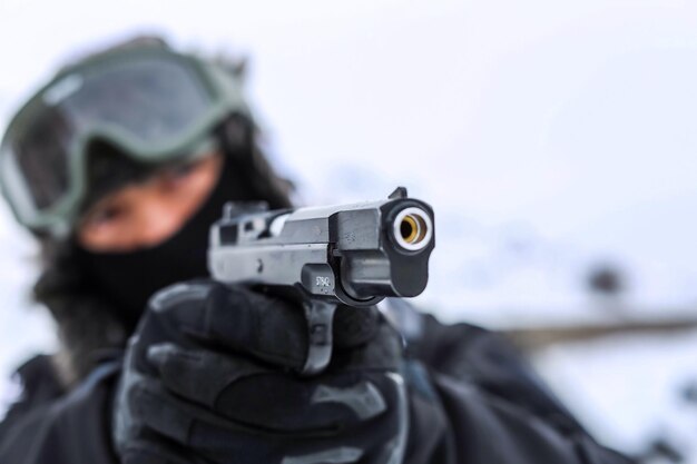 Foto close-up de um homem apontando uma arma