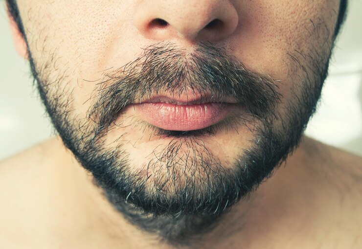 Foto close-up de um homem barbudo