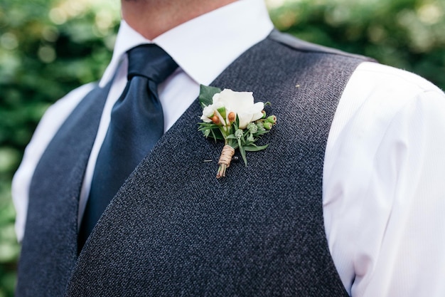 Close-up de um homem bem vestido vestindo um corsage