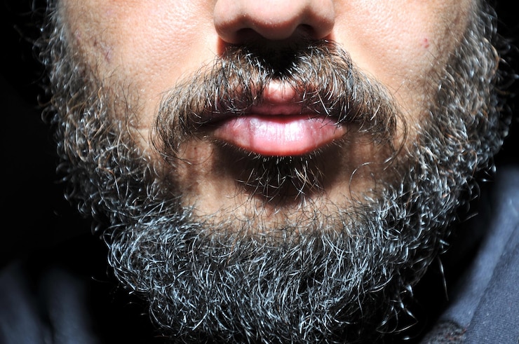 Foto close-up de um homem com barba
