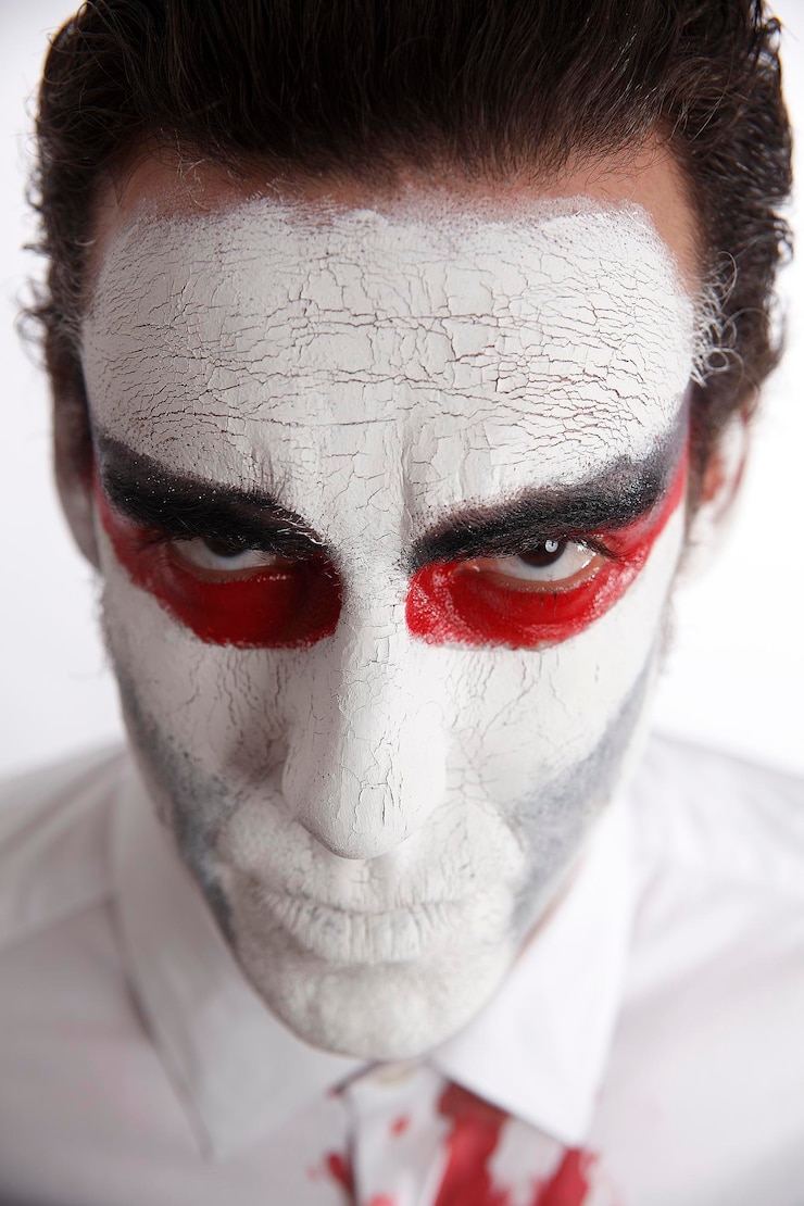 Foto close-up de um homem com rosto pintado
