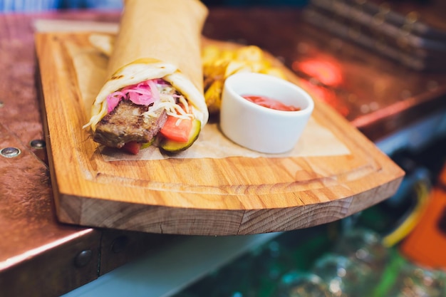 Foto close-up de um homem comendo doner kebab mão