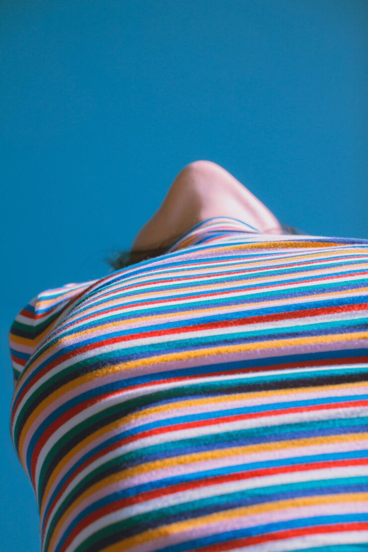 Foto close-up de um homem contra um fundo azul