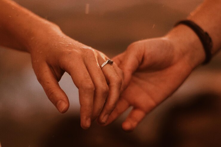 Foto close-up de um homem de mãos dadas com uma mulher
