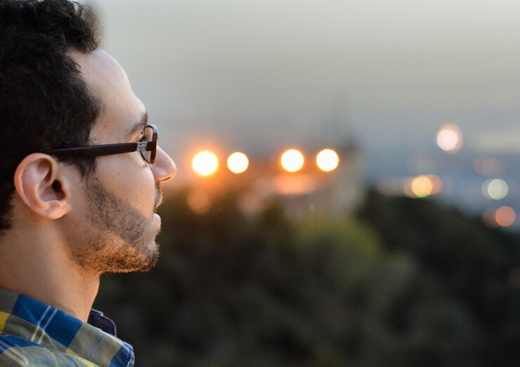 Foto close-up de um homem de pé em uma cidade iluminada