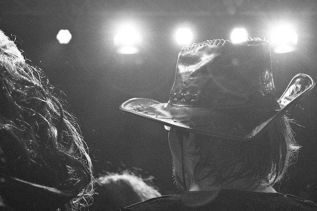 Foto close-up de um homem durante um concerto de música