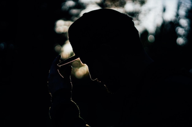 Close-up de um homem em silhueta ao ar livre