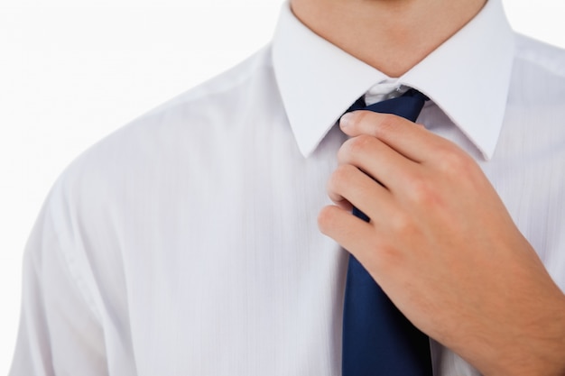 Close-up de um homem fazendo sua gravata