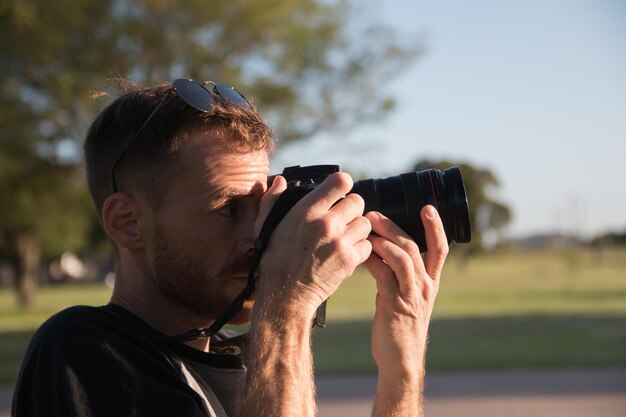 Foto close-up de um homem fotografando através da câmera