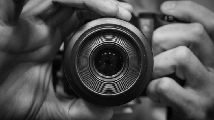 Foto close-up de um homem fotografando usando uma câmera