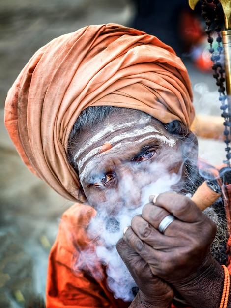 Close-up de um homem fumando cachimbo