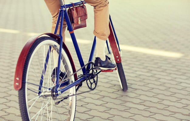 close up de um homem hipster montando uma bicicleta de engrenagem fixa