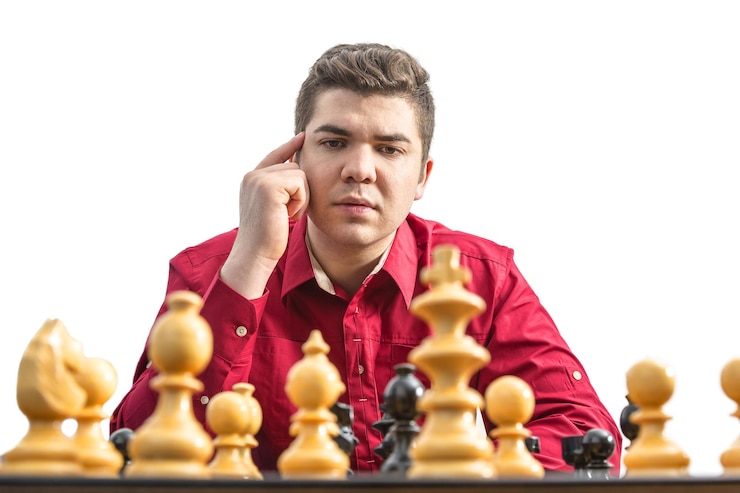 Foto close-up de um homem jogando xadrez contra um fundo branco
