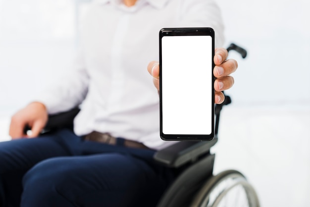 Foto close-up, de, um, homem negócios, sentando, ligado, cadeira rodas, mostrando, telefone móvel, com, branca, tela, exposição