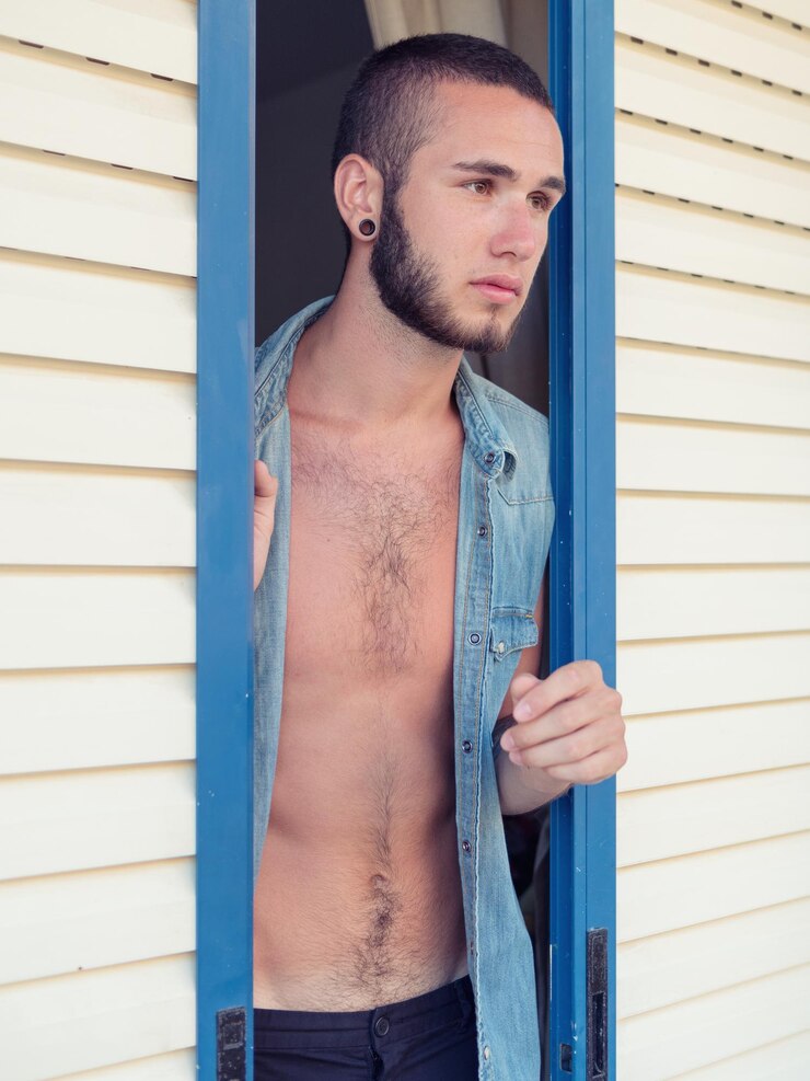 Foto close-up de um homem pensativo de pé na porta