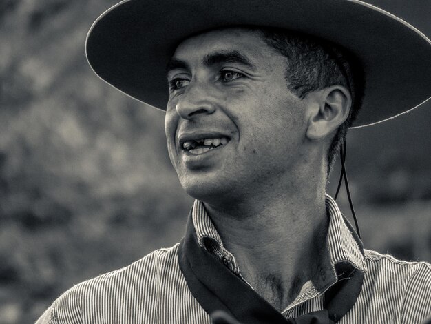 Foto close-up de um homem pensativo vestindo um chapéu