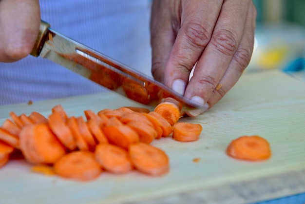 Foto close-up de um homem preparando comida em uma tábua de cortar