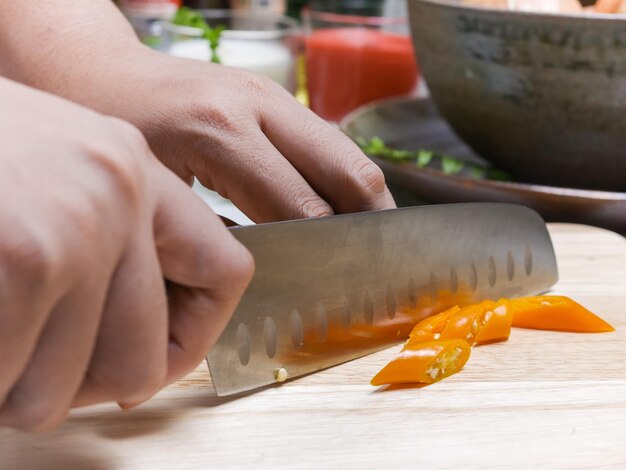 Close-up de um homem preparando comida