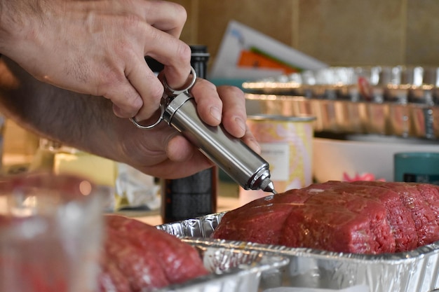 Foto close-up de um homem preparando comida