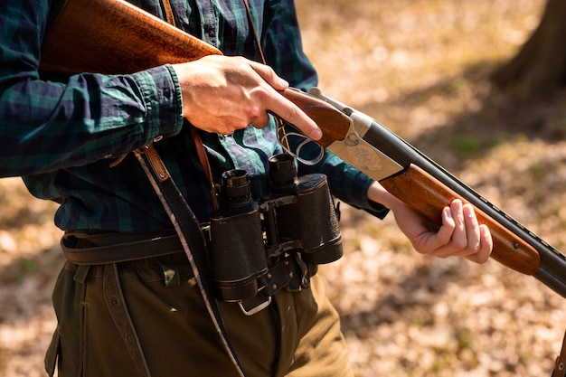 Close-up, de, um, homem, segurando, armas, em, a, madeiras