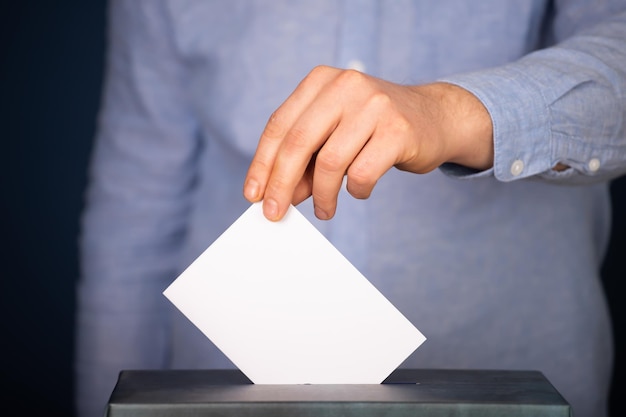 Close-up de um homem segurando um papel com texto