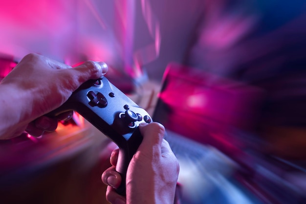 Close-up de um homem segurando um smartphone
