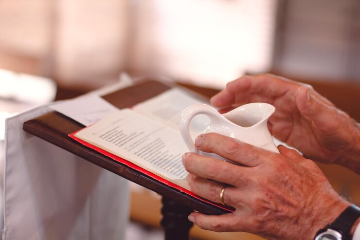 Foto close-up de um homem segurando uma xícara de café