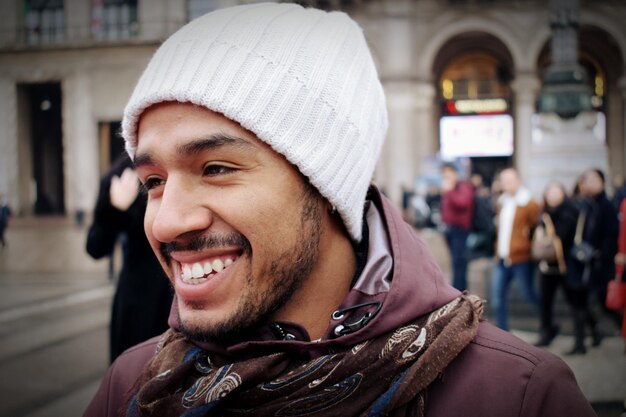 Close-up de um homem sorridente olhando para longe