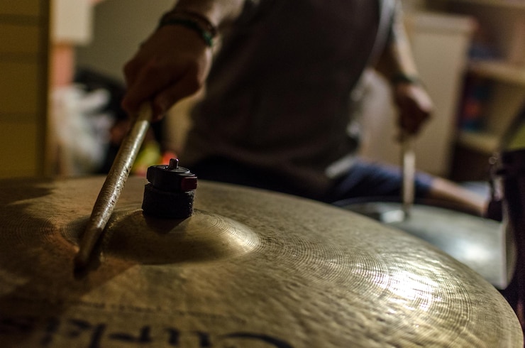 Foto close-up de um homem tocando címbal