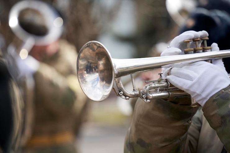 Foto close-up de um homem tocando guitarra