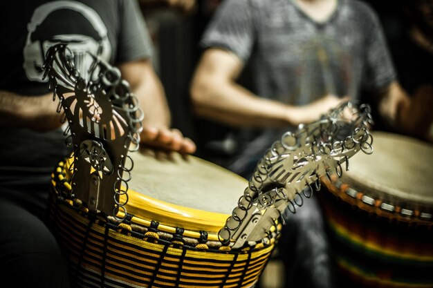 Foto close-up de um homem tocando guitarra