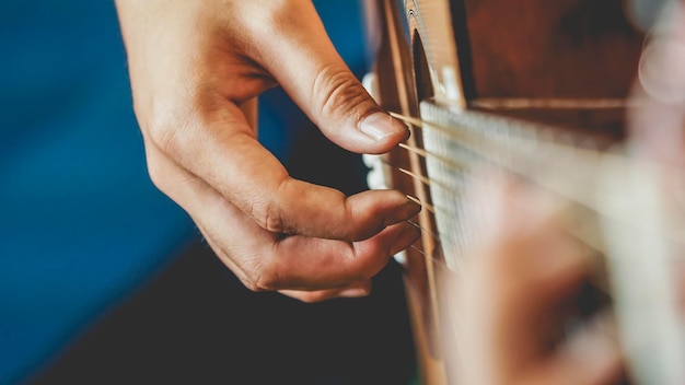 Close-up de um homem tocando guitarra