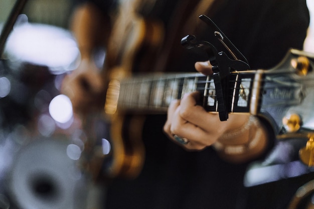 Close-up de um homem tocando guitarra