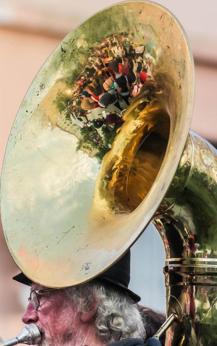 Foto close-up de um homem tocando trompete ao ar livre