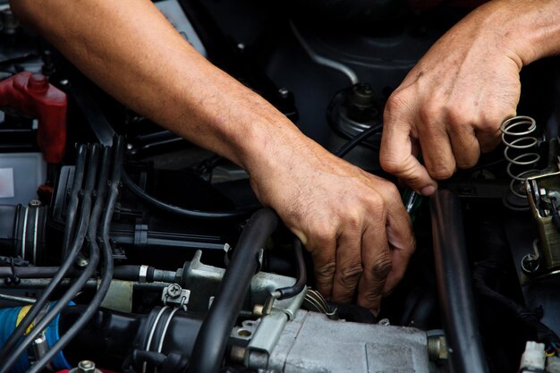 Foto close-up de um homem trabalhando em uma motocicleta