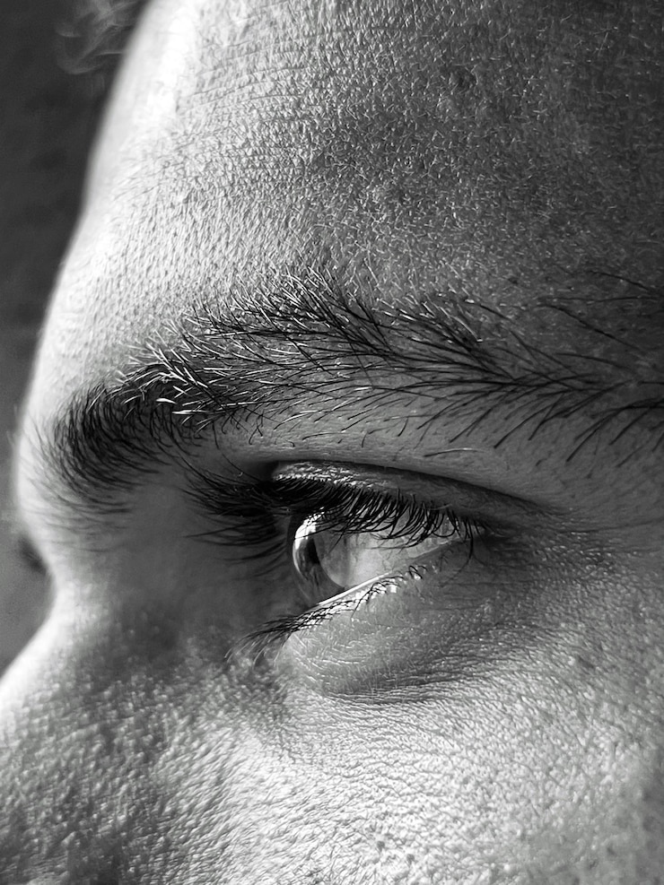 Foto close-up de um homem usando máscara