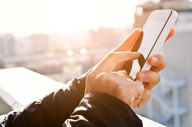 Close-up de um homem usando telefone móvel na cidade