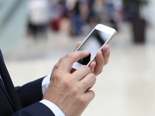 Close-up de um homem usando um smartphone móvel