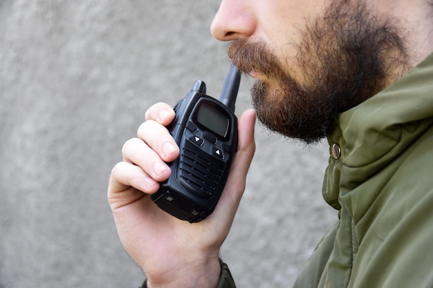 Close-up de um homem usando um telefone móvel