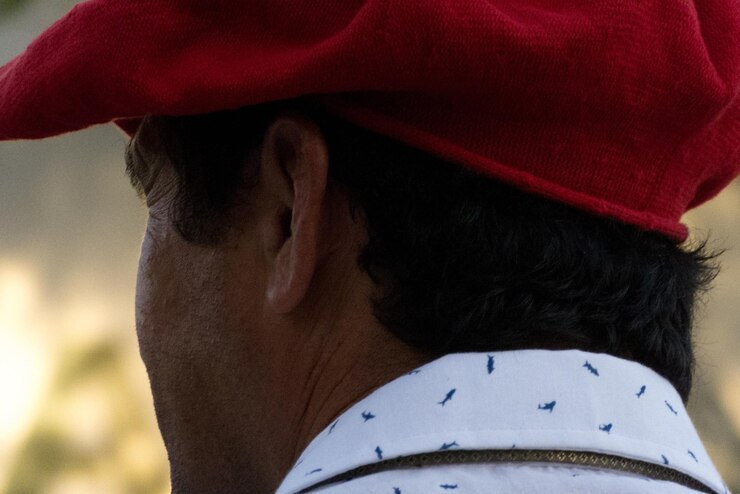 Foto close-up de um homem vestindo um chapéu