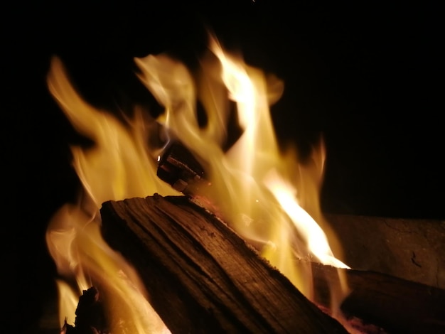 Foto close-up de um incêndio queimando à noite