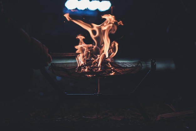 Close-up de um incêndio queimando à noite