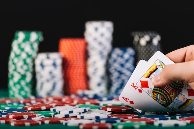 Foto close-up, de, um, jogador, mão, jogando poker, em, cassino