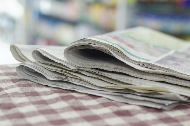 Foto close-up de um jornal na mesa