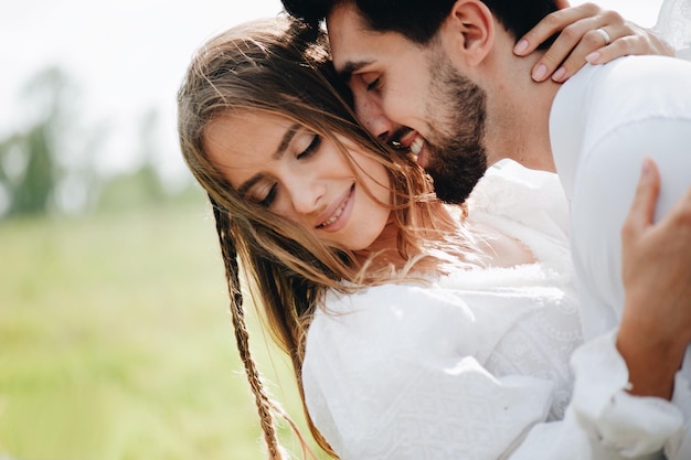 Close-up de um jovem casal a namorar ao ar livre.