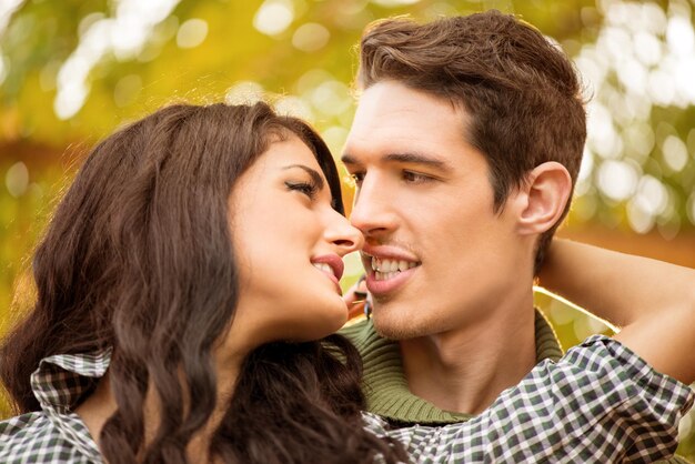 Foto close-up de um jovem casal heterossexual apaixonado no momento antes ou depois do beijo.