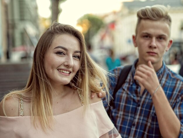 Close-up de um jovem casal sorridente na cidade