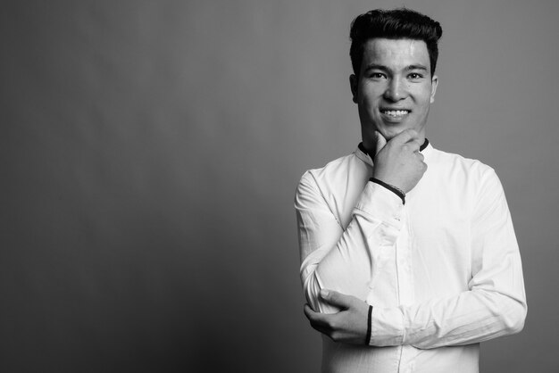 Close-up de um jovem empresário asiático vestindo uma camisa branca